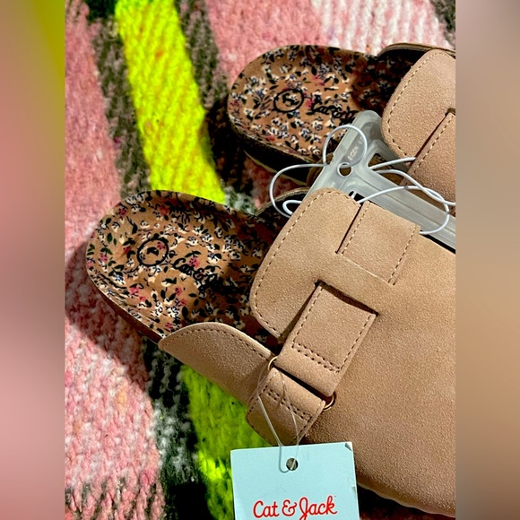 Brand new slippers!!! All on sales all must go on good prices!!! - Picture 3 of 3